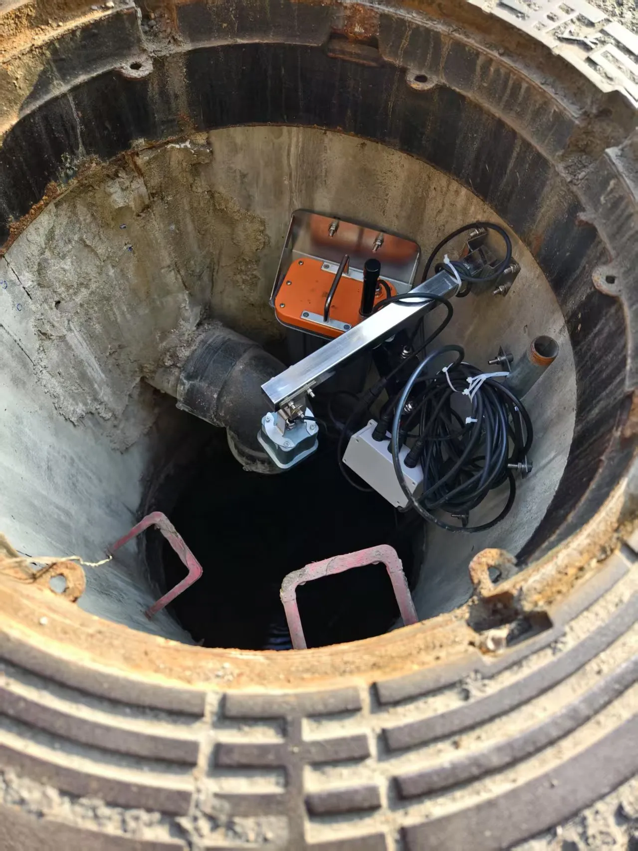 Manhole water level monitoring